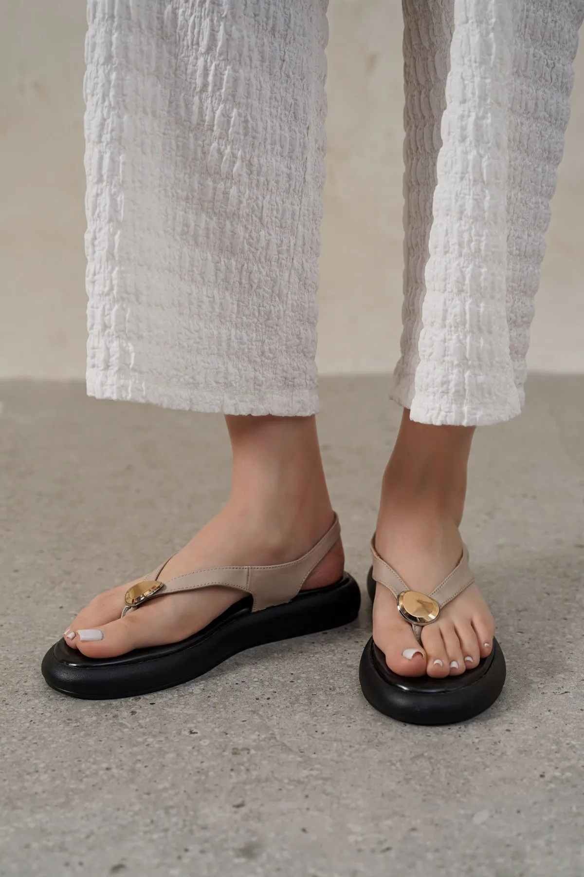 BUTTON FLIP SANDALS