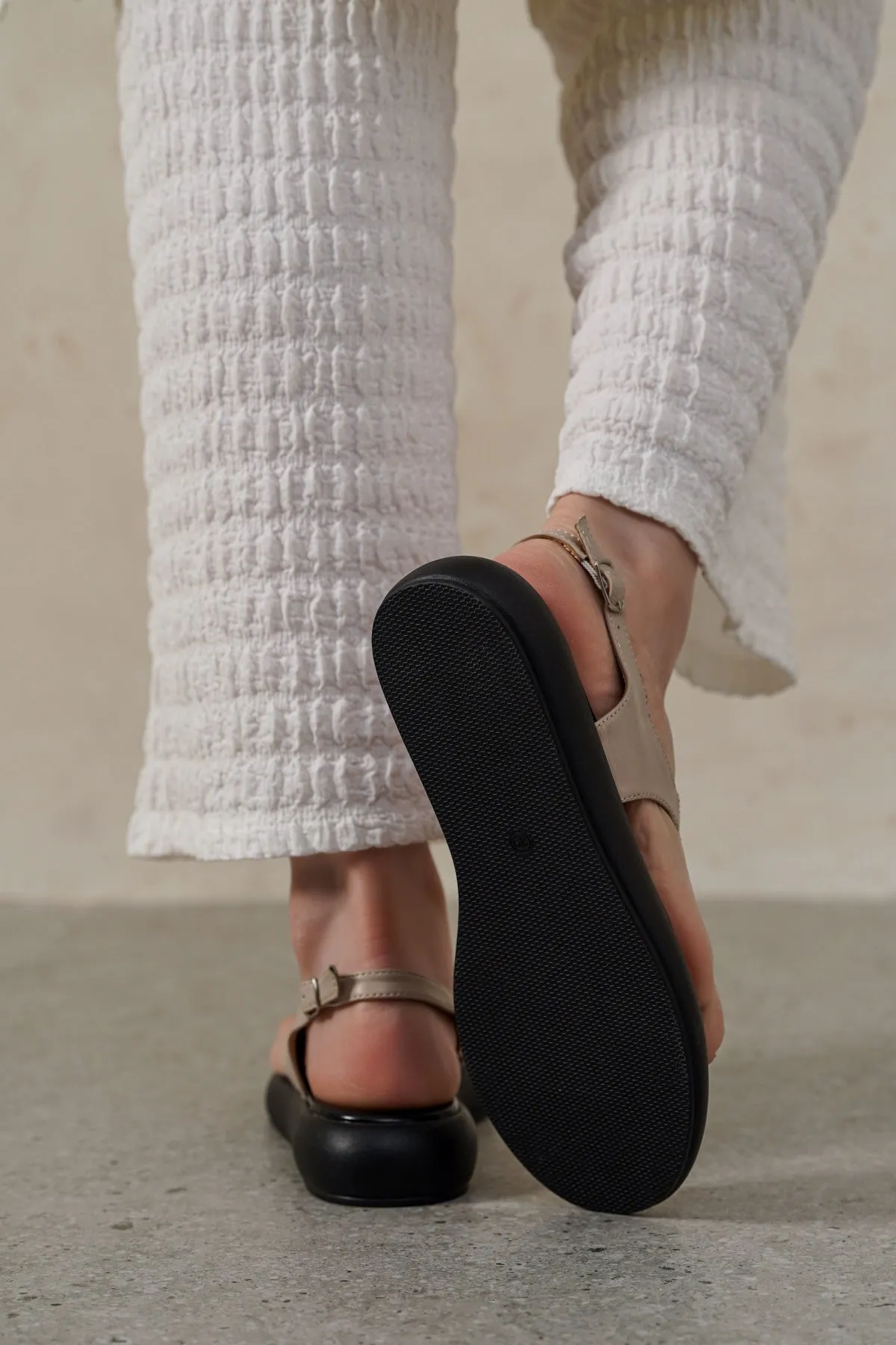 BUTTON FLIP SANDALS