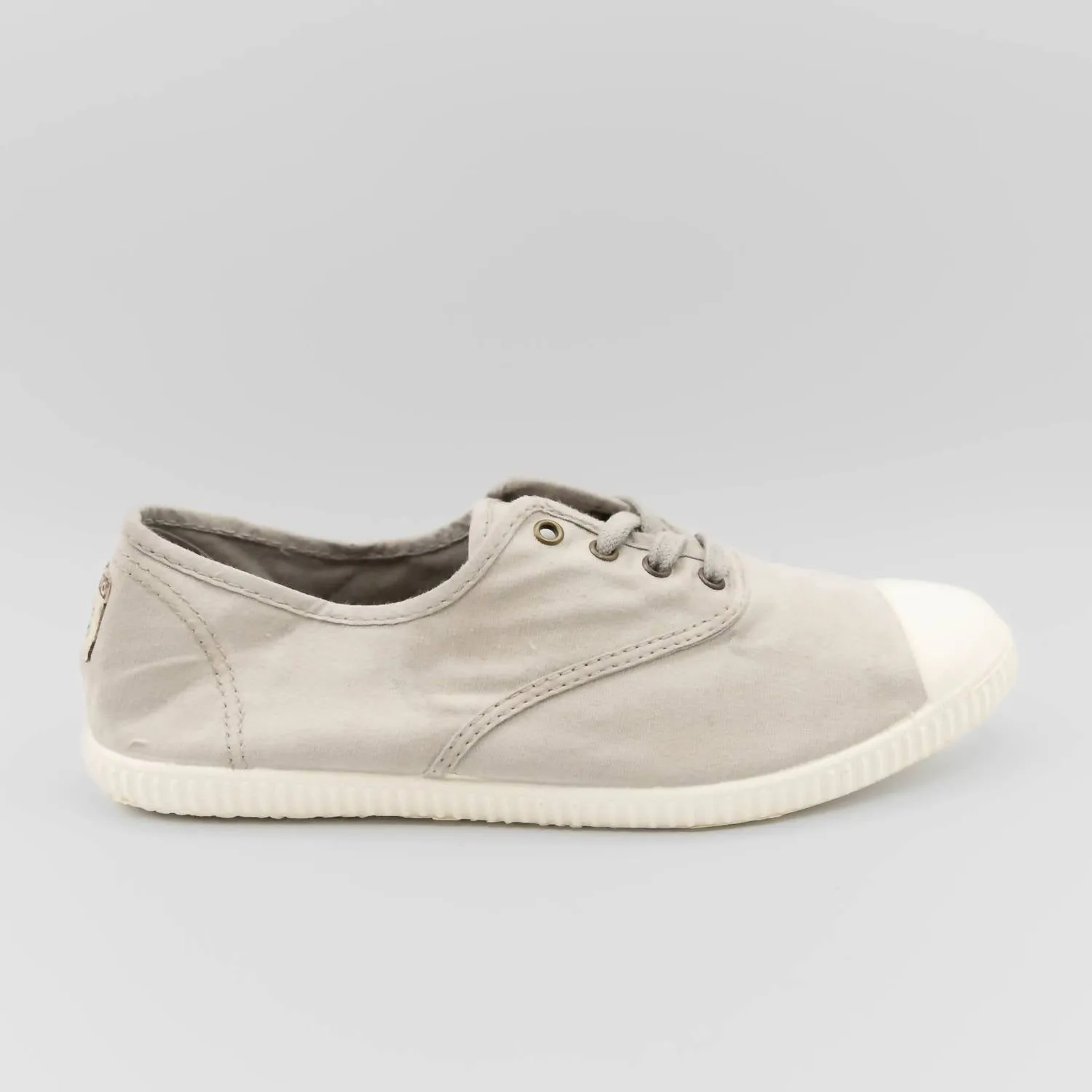 Women's Inglesa Tintada Puntera Sneaker In Beige