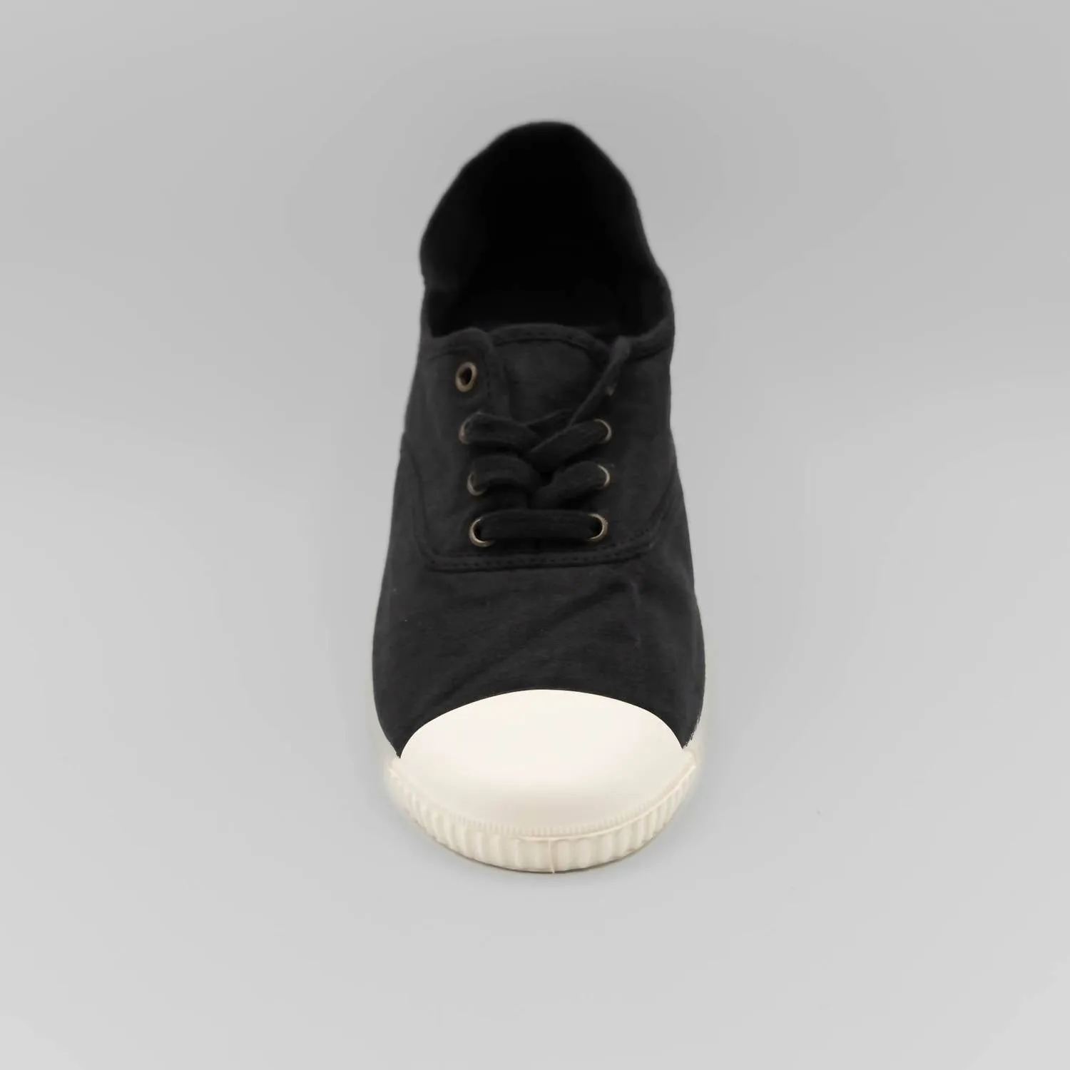 Women's Inglesa Tintada Puntera Sneaker In Negro