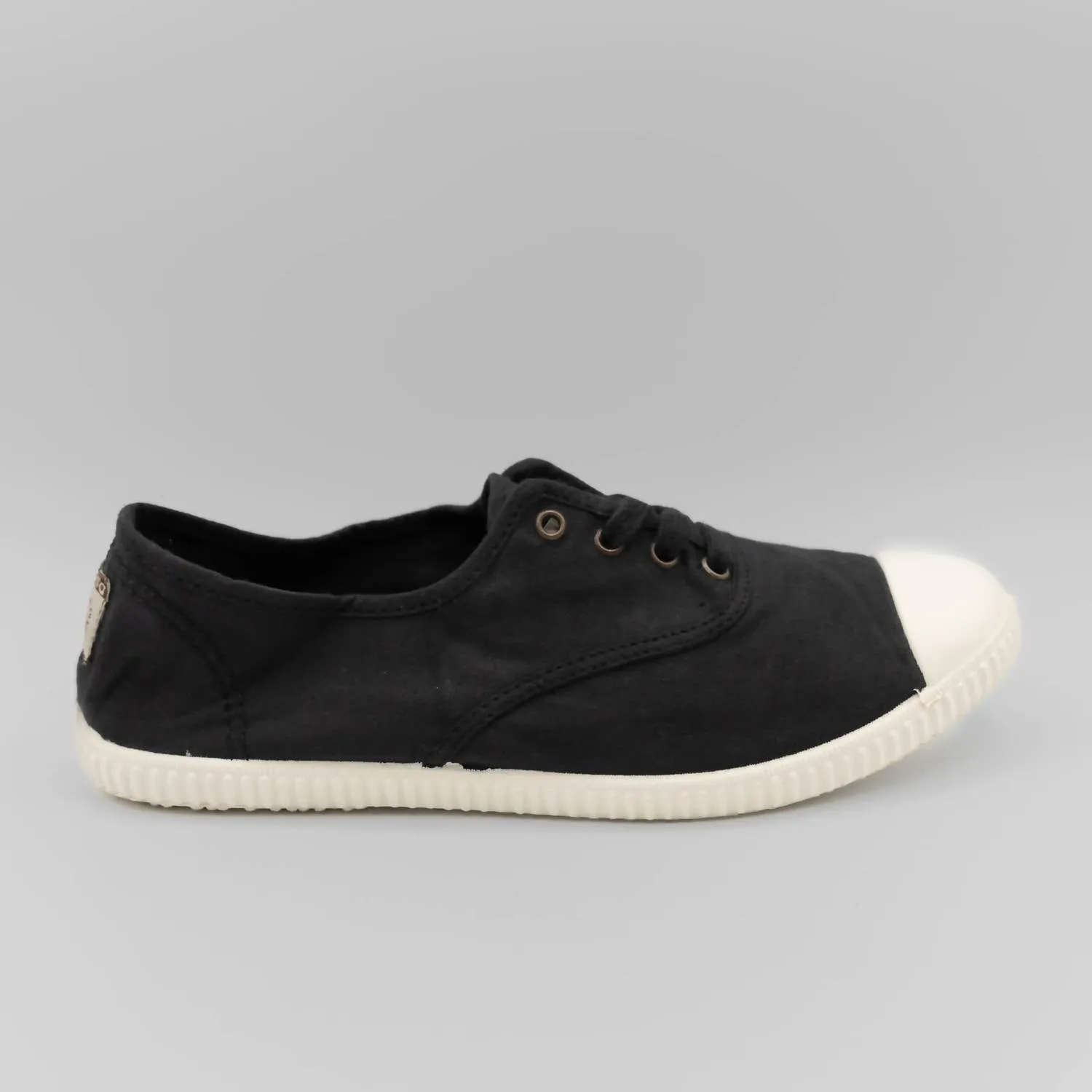 Women's Inglesa Tintada Puntera Sneaker In Negro